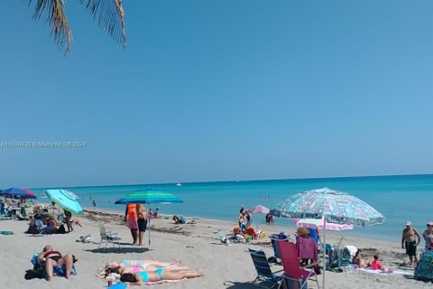 Condo in Hallandale Beach, Florida, 1 bedroom  № 1980962 - photo 5