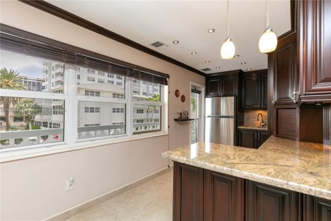 Condo in Hallandale Beach, Florida, 1 bedroom  № 1980962 - photo 8