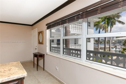 Condo in Hallandale Beach, Florida, 1 bedroom  № 1980962 - photo 11