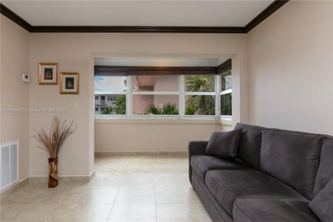 Condo in Hallandale Beach, Florida, 1 bedroom  № 1980962 - photo 21