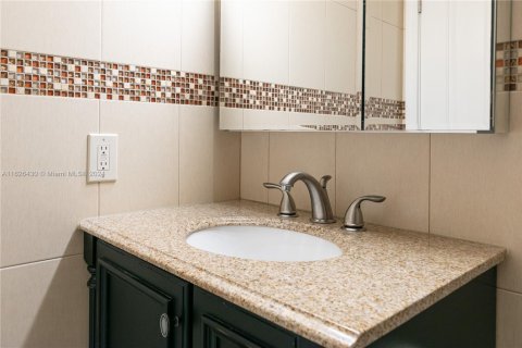 Condo in Hallandale Beach, Florida, 1 bedroom  № 1980962 - photo 13