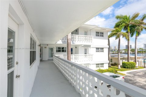 Condo in Hallandale Beach, Florida, 1 bedroom  № 1980962 - photo 27