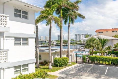 Condo in Hallandale Beach, Florida, 1 bedroom  № 1980962 - photo 26