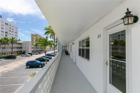 Condo in Hallandale Beach, Florida, 1 bedroom  № 1980962 - photo 28