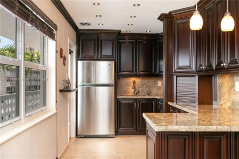 Condo in Hallandale Beach, Florida, 1 bedroom  № 1980962 - photo 6