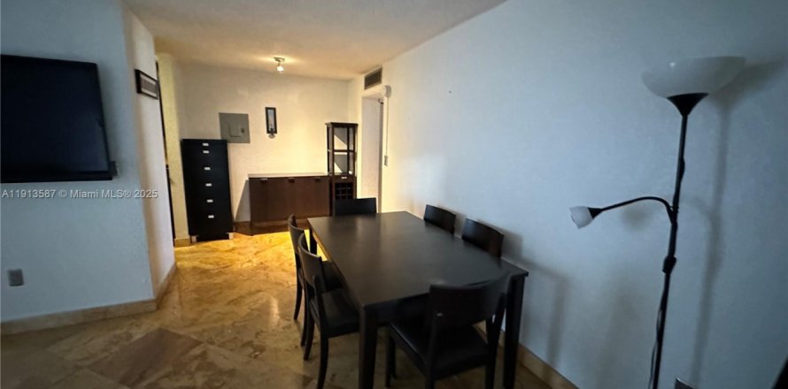 Кондоминиум с 1 спальней в Майами, Флорида № 1968878