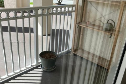 Condo in Doral, Florida, 3 bedrooms  № 2012576 - photo 16