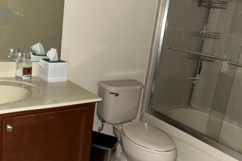 Condo in Doral, Florida, 3 bedrooms  № 2012576 - photo 14