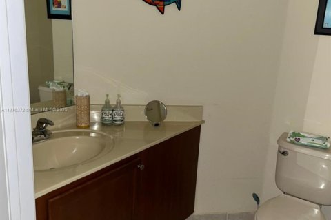 Condo in Doral, Florida, 3 bedrooms  № 2012576 - photo 15