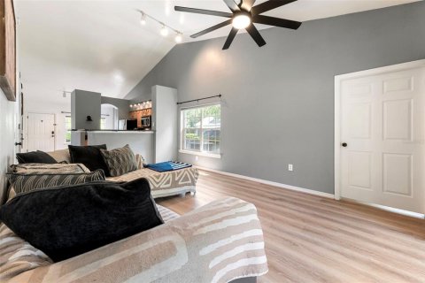Condo in Palm Harbor, Florida, 2 bedrooms № 2197225 - photo 8