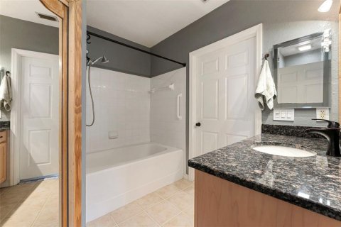 Condo in Palm Harbor, Florida, 2 bedrooms № 2197225 - photo 19