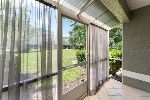 Condo in Palm Harbor, Florida, 2 bedrooms № 2197225 - photo 23