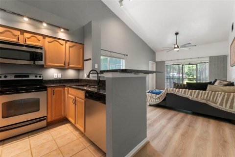 Condo in Palm Harbor, Florida, 2 bedrooms № 2197225 - photo 10