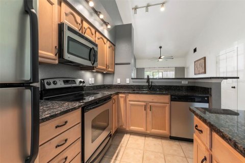 Condo in Palm Harbor, Florida, 2 bedrooms № 2197225 - photo 13