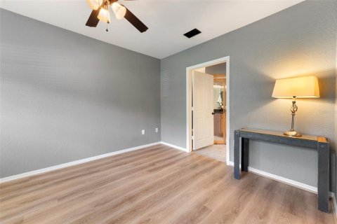 Condo in Palm Harbor, Florida, 2 bedrooms № 2197225 - photo 16