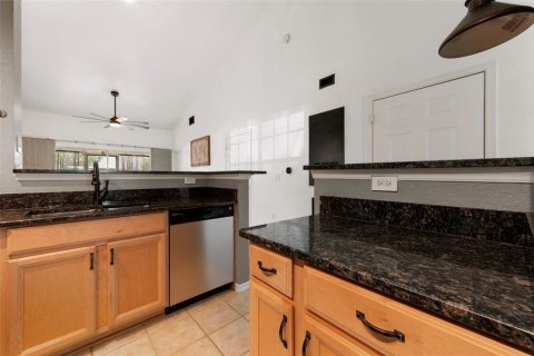 Condo in Palm Harbor, Florida, 2 bedrooms № 2197225 - photo 14