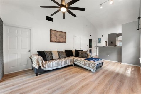 Condo in Palm Harbor, Florida, 2 bedrooms № 2197225 - photo 9