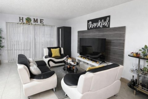 Condo in Miami, Florida, 3 bedrooms  № 2001404