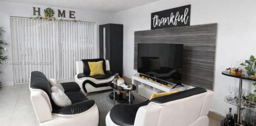 Condo in Miami, Florida, 3 bedrooms  № 2001404