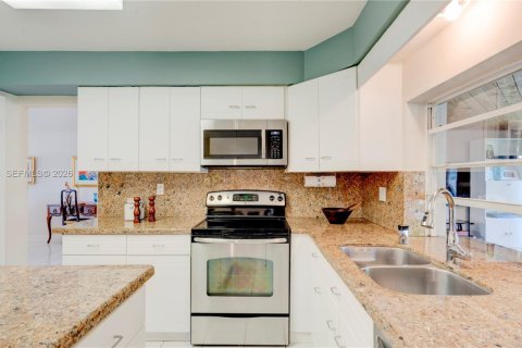 Casa en venta en Miami, Florida, 3 dormitorios, 185.06 m2 № 2003763 - foto 10