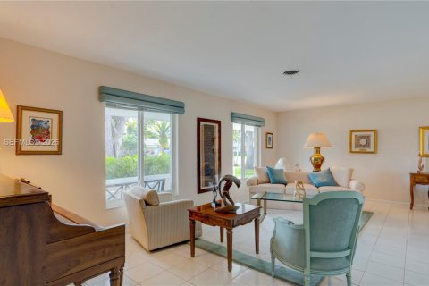 Casa en venta en Miami, Florida, 3 dormitorios, 185.06 m2 № 2003763 - foto 2