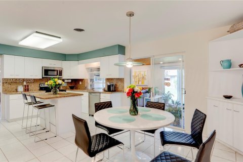 Casa en venta en Miami, Florida, 3 dormitorios, 185.06 m2 № 2003763 - foto 9