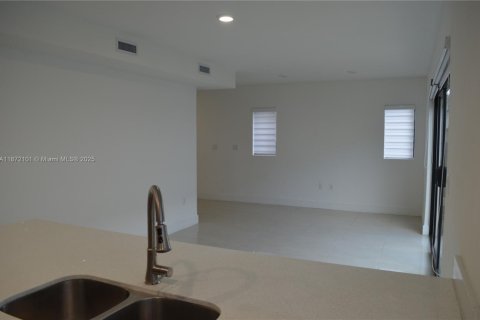 Casa en venta en Florida City, Florida, 5 dormitorios, 176.7 m2 № 1981991 - foto 9