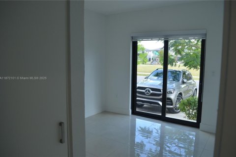 Casa en venta en Florida City, Florida, 5 dormitorios, 176.7 m2 № 1981991 - foto 4