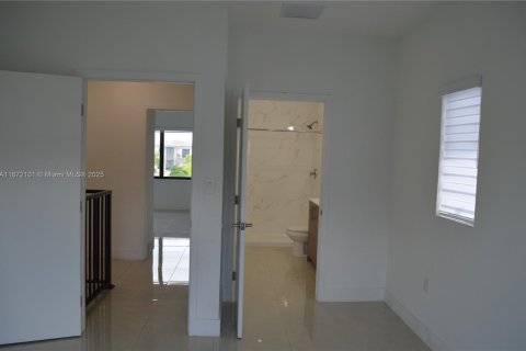 Casa en venta en Florida City, Florida, 5 dormitorios, 176.7 m2 № 1981991 - foto 23