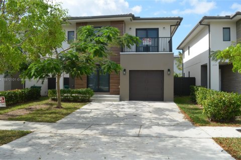 Casa en venta en Florida City, Florida, 5 dormitorios, 176.7 m2 № 1981991 - foto 2