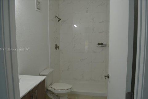 Casa en venta en Florida City, Florida, 5 dormitorios, 176.7 m2 № 1981991 - foto 5