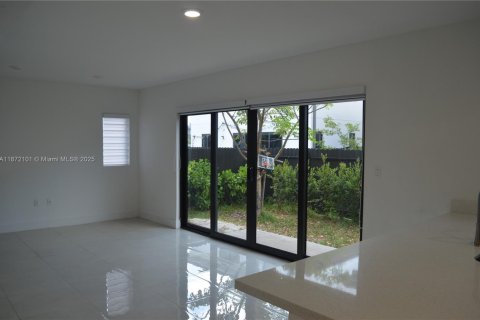 Casa en venta en Florida City, Florida, 5 dormitorios, 176.7 m2 № 1981991 - foto 8