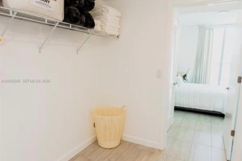 Condo in Miami, Florida, 1 bedroom № 2089989 - photo 8