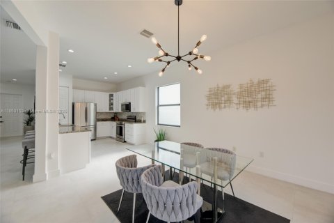 House in Miramar, Florida 3 bedrooms, 183.67 sq.m. № 1857206 - photo 18