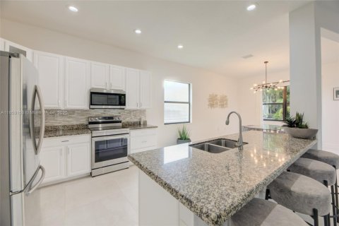 House in Miramar, Florida 3 bedrooms, 183.67 sq.m. № 1857206 - photo 11