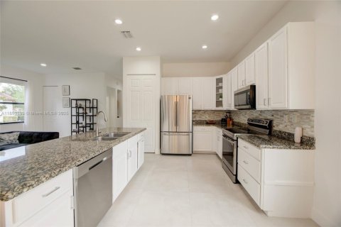 House in Miramar, Florida 3 bedrooms, 183.67 sq.m. № 1857206 - photo 13