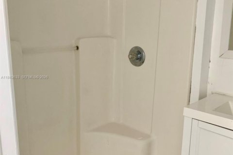 Commercial property in Miami, Florida № 2001631 - photo 5