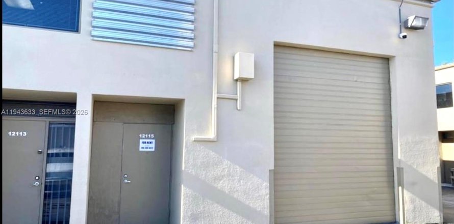 Commercial property in Miami, Florida № 2001631