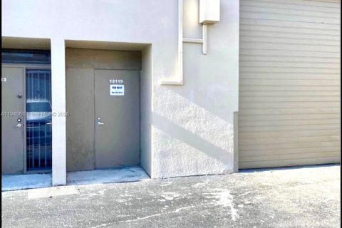 Commercial property in Miami, Florida № 2001631 - photo 2