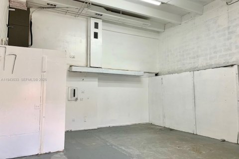 Commercial property in Miami, Florida № 2001631 - photo 3