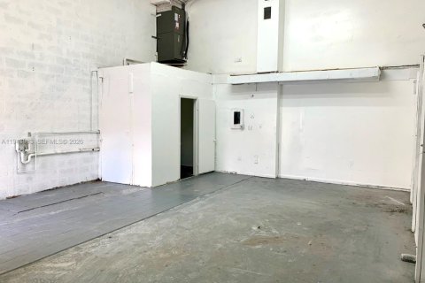 Commercial property in Miami, Florida № 2001631 - photo 4