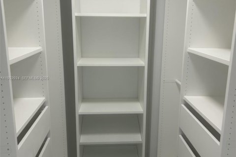 Снять в аренду квартиру в Ки-Бискейн, Флорида 1 спальня, 90.3м2, № 1991703 - фото 10