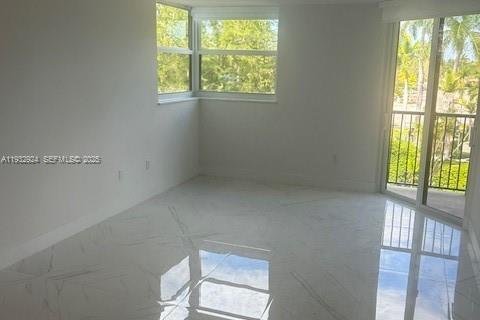 Снять в аренду квартиру в Ки-Бискейн, Флорида 1 спальня, 90.3м2, № 1991703 - фото 2