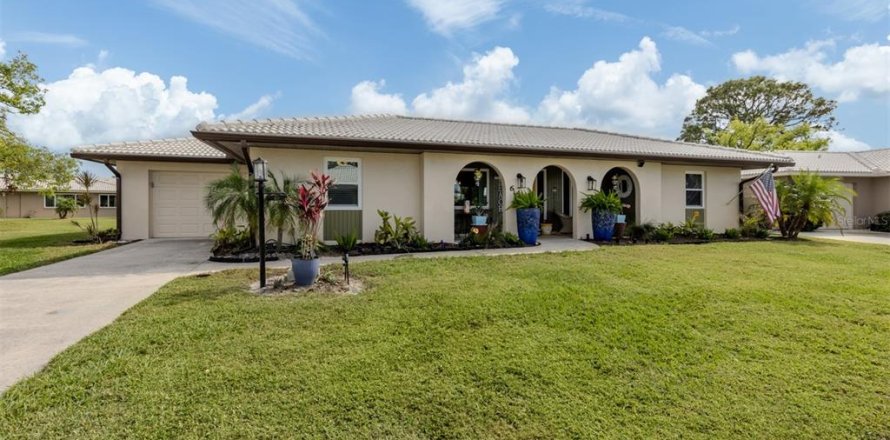 House in Nokomis, Florida 2 bedrooms, 150.87 sq.m. № 1509929