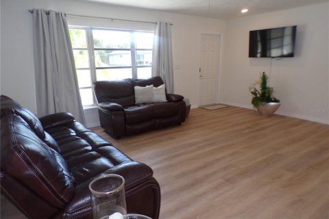 House in Port Charlotte, Florida 3 bedrooms, 134.62 sq.m. № 1674009 - photo 6