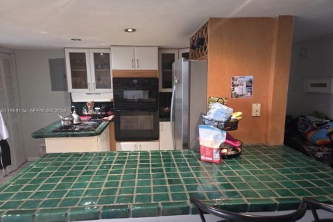 Condo in Sunny Isles Beach, Florida, 2 bedrooms  № 2030126 - photo 3