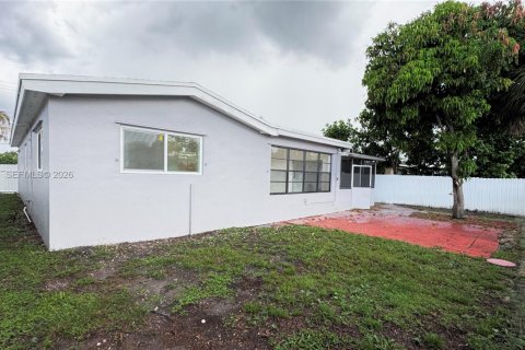 House in Miramar, Florida 3 bedrooms, 161.19 sq.m. № 2244037 - photo 18