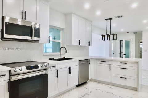 House in Miramar, Florida 3 bedrooms, 161.19 sq.m. № 2244037 - photo 5