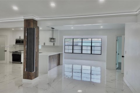 House in Miramar, Florida 3 bedrooms, 161.19 sq.m. № 2244037 - photo 2