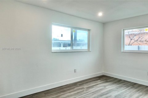 House in Miramar, Florida 3 bedrooms, 161.19 sq.m. № 2244037 - photo 11